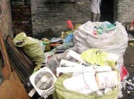 被误认越界收废品 中年男惨遭打断脚