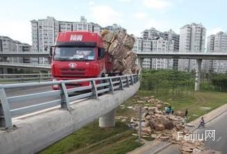 福建运废纸板的货车侧翻  甩出上万本证件