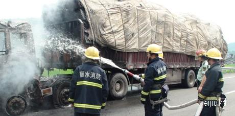 满载废旧金属的大挂车在高速自然