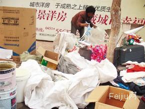 小区内可回收废品随处可见 “拾荒”赚钱又环保