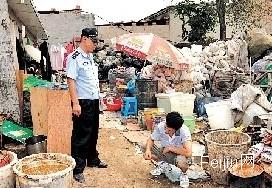 地沟油黑作坊藏身废品收购站