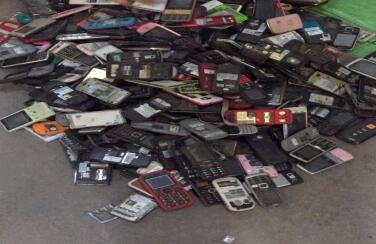 旧手机变标本 你愿为情怀花钱吗? 旧手机变标本 你愿为情怀花钱吗?