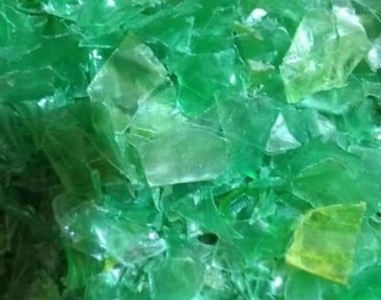 回收利用1吨废塑料可节省3吨石油是怎么回事? pet瓶片1.jpg